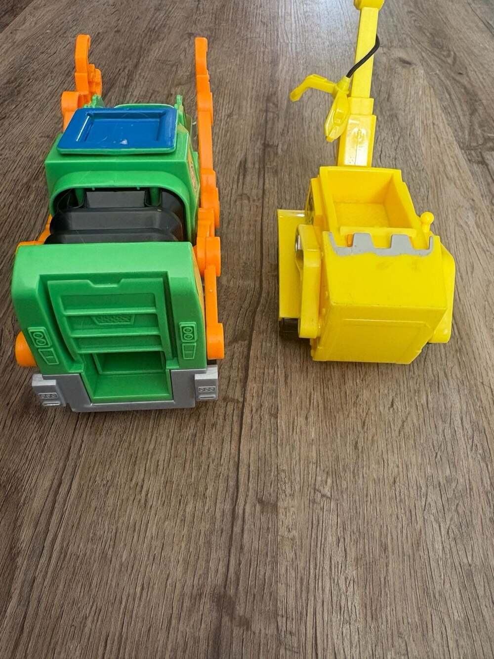 PAW Patrol Ultimate Rescue Rocky's Recycling Truck and Rubble's Bulldozer Toy Ve